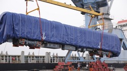 Lô hàng của dự án được công nhân cảng Hạ Long bốc dỡ lên bờ