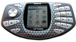 Nokia N Gage (ra mắt 2003)  Mẫu điện thoại hướng đến người chơi game với thiết kế độc đáo đã gây tiếng vang khi lần đầu ra mắt vào cuối năm 2003. Tuy không thành công, đây lại là một trong những điện thoại đầu tiên mở đầu cho ngành công nghệ game di động.