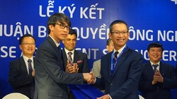 Đại diện VNPT Technology và Qualcomm ký kết thỏa thuận bản quyền công nghệ. Ảnh:Thành Duy.