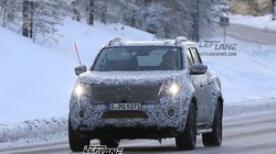 Mercedes-Benz X-Class chạy thử trên đường. Ảnh: Leftlanenews