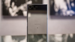 Sony vừa cho ra mắt 4 smartphone mới tại sự kiện MWC. Những ai chờ đợi vào thiết kế mới mẻ, đột phá cho các sản phẩm cao cấp sẽ phải thất vọng. Tuy nhiên, không vì thế mà Xperia XZ Premium - model cao cấp nhất của Sony - là di động nhàm chán. Ngược lại, n