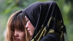  Nghi phạm Đoàn Thị Hương được bảo vệ bằng áo chống đạn. (Nguồn: AFP)