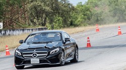 Mercedes S-Class Coupe trong bài tập chạy zig-zag.   