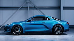 Mẫu xe Alpine A110 là sự cải tiến theo phòng cách hoài cổ của Renault. Trên Alpine A110, chúng ta thấy được nhiều điểm khá giống với mẫu concept Aplpine Vision từng được tung ra trên đường đua Monte Carlo, Pháp năm ngoái.