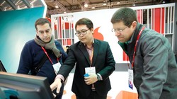 Đại diện Viettel giới thiệu các công nghệ đem tới MWC 2017. (Ảnh: Viettel)