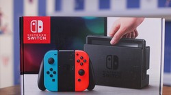 Nintendo Switch là máy chơi game được trông chờ nhất trong năm nay. Thiết bị được kỳ vọng sẽ hồi sinh nền công nghiệp game console. Switch vừa về Việt Nam theo đường xách tay, nguồn hàng chủ yếu nhập từ Nhật, Singarpore và Mỹ.    