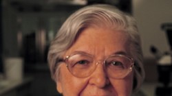 Ảnh bà Kwolek và chiếc áo chống đạn làm từ vật liệu Kevlar