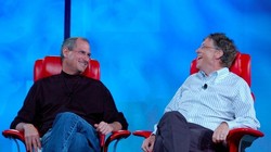 Bill Gates (phải) và Steve Jobs lúc sinh thời.