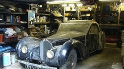 Bugatti Type 57S đời 1937 số 57502 nằm trong nhà để xe. Hình ảnh chưa từng được công bố trước đây. Ảnh:Bonhams.