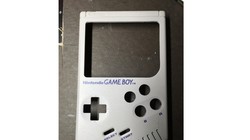 Bản Game Boy gốc chỉbaogồm các nút điều hướng, Select, Start, A và B, nhưng thành viên mang tên Wermyđã khoan thêm lỗ cho hai nút X và Y giống game pad NES.