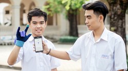 2 nam sinh 10X Sài Gòn sáng tạo "Găng tay chuyển ngữ" giúp người câm điếc có thể nói chuyện bằng lời