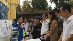 Em Nguyễn Gia Thịnh thuyết minh về sản phẩm máy lọc khí. Ảnh Quý Hiên