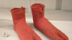 1. Đôi tất cổ nhất (1.500 tuổi). Những đôi tất len này từ Ai Cập có nghĩa là được dùng để đi với dép và được làm từ khoảng năm 300 đến 499 sau Công nguyên. Chúng được phát hiện vào thế kỷ 19.