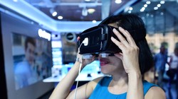 Một người dân đang xem kính thực tế ảo - Ảnh: Hữu Thuận