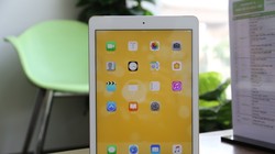 iPad 9.7 2017 thừa hưởng thiết kế của iPad Air 2 nên phần khung bao quanh màn hình thon gọn hơn các thế hệ trước.