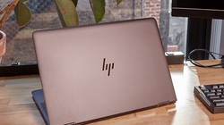 Vỏ nắp máy sần mịn và khó bám vân tay, logo HP kiểu mới tạo điểm nhấn