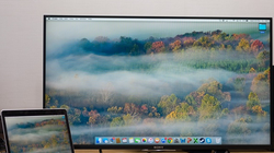 Không nên dùng màn hình tivi thay cho màn hình máy tính. Ảnh minh họa.