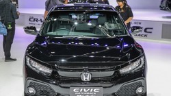 Gian hàng của Honda tại triển lãm Bangkok International Motor Show 2017 nổi bật không chỉ với mẫu Honda CR-V mới mà còn có sự hiện diện của chiếc Civic Hatchback được gắn bodykit Modulo.