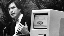 Steve Jobs bên cạnh máy tính Mac vào năm 1984