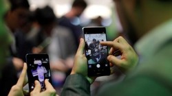 Smartphone Trung Quốc thời gian gần đây có giá khá cao. Ảnh: Reuters.