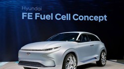 Hyundai FE Fuel Cell Concept sử dụng hệ thống pin nhiên liệu thế hệ thứ 4 của hãng xe Hàn Quốc, được thiết kế để cho công suất và tính năng vận hành tương đương động cơ xăng - 800 km sau mỗi lần sạc.