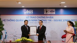 Ông Lưu Trung Thái nhận chứng nhận ISO/IEC