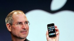 CEO Apple - ông Steve Jobs - trong lễ ra mắt iPhone đầu tiên vào năm 2007. Ông qua đời năm 2011 do bị ung thư tuyến tuỵ.