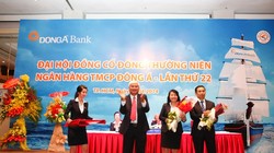 Bà Nguyễn Thị Kim Xuyến (cầm hoa) trong buổi lễ trúng cử vị trí thành viên Hội đồng Quản trị Ngân hàng Đông Á