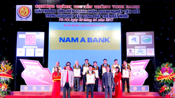 Đại diện Nam A Bank nhận giải thưởng cống hiến “Doanh nghiệp tiêu biểu trong sự nghiệp xây dựng và phát triển đất nước 2017”.