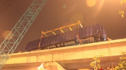 Cẩu lắp thành công toa tàu đường sắt trên cao tuyến Cát Linh - Hà Đông (Ảnh: Quang Minh)