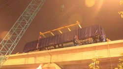 Cẩu lắp thành công toa tàu đường sắt trên cao tuyến Cát Linh - Hà Đông (Ảnh: Quang Minh)
