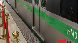 Nhiều người dân tỏ ra lo ngại khi khoảng cách giữa tàu và ke ga khá rộng