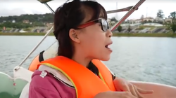 Cô gái hát bài "Em đi chơi thuyền" hot nhất mạng xã hội hôm nay.