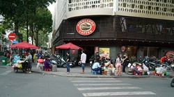 Quán lớn, quán nhỏ chiếm trọn vỉa hè ở góc Huỳnh Thúc Kháng và Pasteur Q.1, TP.HCM. Ảnh minh hoạ: Internet