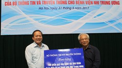 Bộ trưởng Trương Minh Tuấn trao 100 suất quà cho bệnh nhi khó khăn đang điều trị
tại Bệnh viện Nhi Trung ương