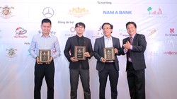 Ông Nguyễn Bình Phương – Phó Tổng Giám đốc Nam A Bank (thứ hai từ phải qua) nhận bằng lưu niệm tại giải Golf Đà Lạt Open Championship 2017.