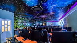Quán net Việt chơi trội "dán" cả dải thiên hà lên trần cho game thủ ngắm nhìn