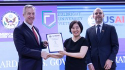 Đại sứ Ted Osius trao quyết định tài trợ từ USAID cho bà Đàm Bích Thuỷ, Chủ tịch ĐH Fulbright Việt Nam. Ảnh:Anh Nguyễn.