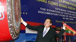 Bộ trưởng Trương Minh Tuấn đánh trống khai mạc triển lãm
