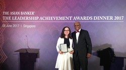 Bà Lê Thu Thủy - Phó Chủ tịch thường trực HĐQT Ngân hàng TMCP Đông Nam Á (SeABank) vinh dự nhậngiải thưởng “Nhà lãnh đạo ngân hàng trẻ triển vọng Việt Nam” (The Promising Young Banker in Vietnam) 