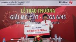 Ông T.Q chụp cùng ông Nguyễn Hải Thoại Giám đốc chi nhánh Cần thơ thuộc Công Ty xổ số điện toán Việt nam. Ảnh Vietlott