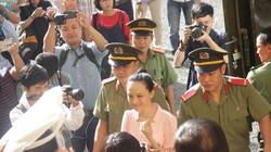 Cô Trương Hồ Phương Nga bị dẫn giải vào phòng xử sáng 26/6.