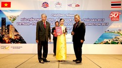 Bà Nguyễn Thị Thu Hà – Đại diện Nam A Bank vinh dự nhận giải thưởng từ Chương trình tại Bangkok – Thái Lan.