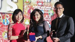 Đại diện Viettel nhận giải.