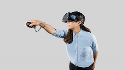 Samsung Gear VR 2017 với bộ điều khiển cầm tay không dây - Ảnh: UploadVR