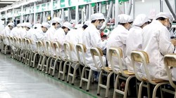 Một dây chuyền lắp ráp trong nhà máy Longhua của Foxconn tại Thâm Khuyến, Trung Quốc
