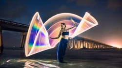 PetaPixel viết rằng một nhiếp ảnh gia có tên là Zach Smidt, trú tại Houston, Texas, đã tự làm một ống bằng cách sử dụng "tấm vải kim loại phản xạ 2 chiều". Nó bao gồm các lá kim loại phản chiếu lên một tấm vải thun trắng.