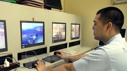 Kiểm tra hành lý bằng hệ thống camera giám sát. (Ảnh: Hoàng Hùng/TTXVN)
