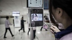 Một nhân viên đang sử dụng thiết bị nhận diện khuôn mặt khi "check in" để vào khu vực dây chuyền lắp ráp