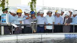 Thủ tướng thị sát khu xử lý môi trường của Formosa. Ảnh: VGP/Quang Hiếu